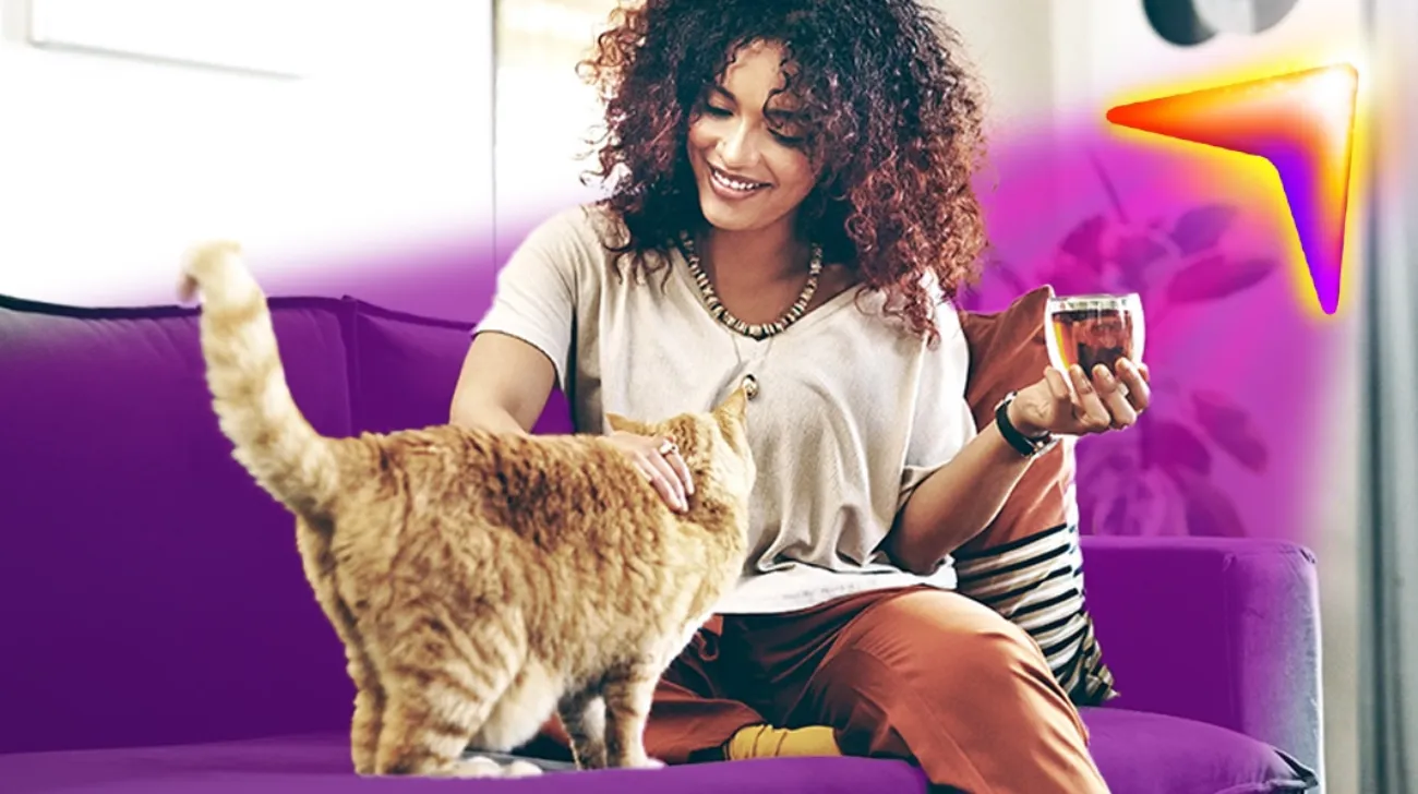 Mulher sentada no sofá com gato