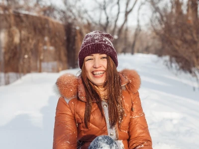 Femme souriante dans la neige