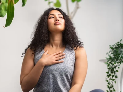mujer-respirando-con-tranquilidad