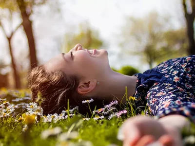 Mujer-acostada-en-el-pasto