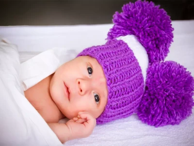 Bebe-acostado-en-cama