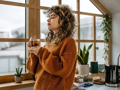 Mujer-con-taza-de-te