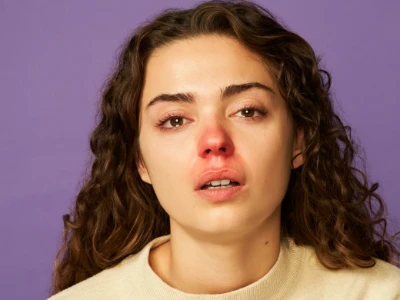 Alergia a ar-condicionado não é exatamente um mito. Acontece que esse aparelho pode sim provocar a rinite alérgica, seja por falta de manutenção e acúmulo de poeira, seja por ressecar o ar, irritando as mucosas.