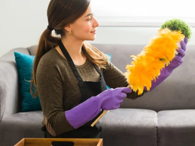 Vrouw poets de woonkamer