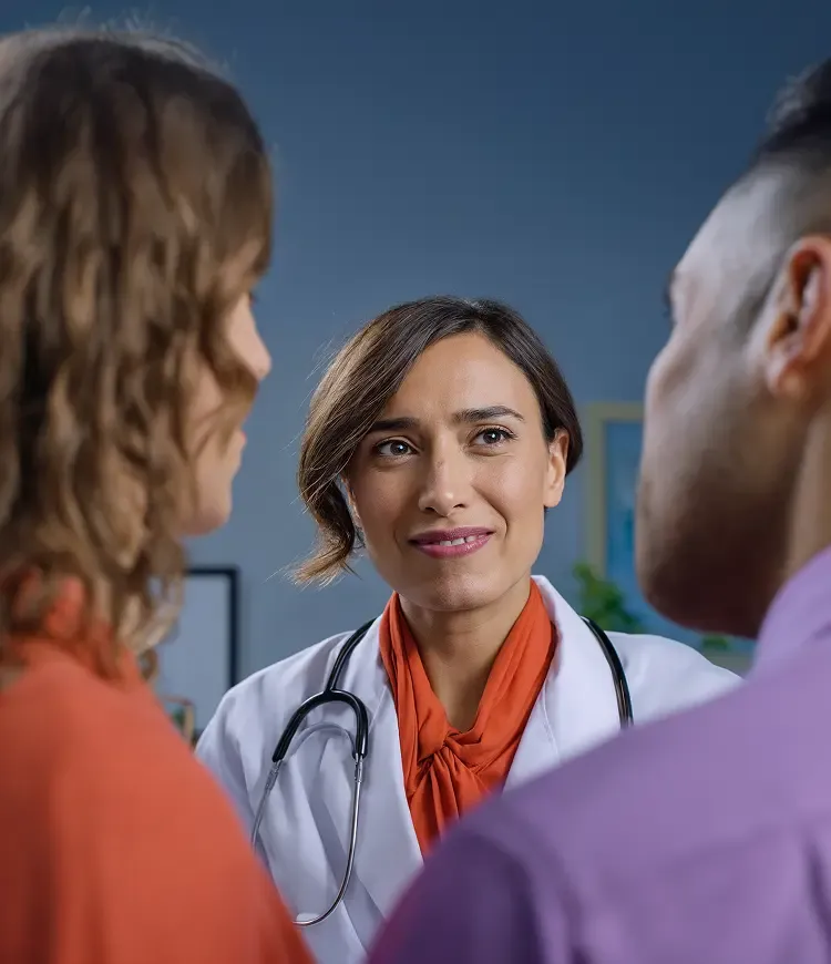 Eine Packung Allegra Allergietabletten vor einem Regal mit anderen Medikamenten.