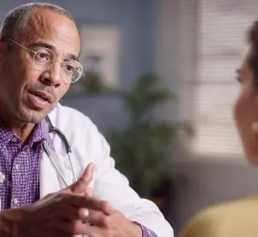 Alergia a ar-condicionado não é exatamente um mito. Acontece que esse aparelho pode sim provocar a rinite alérgica, seja por falta de manutenção e acúmulo de poeira, seja por ressecar o ar, irritando as mucosas.