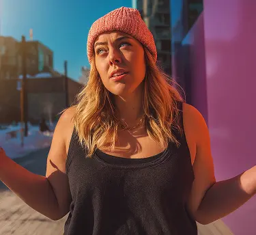 Mudança de temperatura não causa rinite, mas pode sim atacá-la. Acontece que, especialmente nas mudanças bruscas, temos mais contato com os gatilhos das nossas alergias. É por isso que crises de rinite são comuns quando há mudança de temperatura.