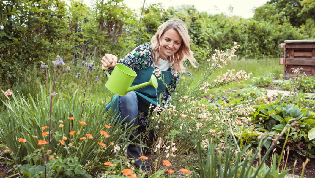 La jeune femme est allongée dehors sur l'herbe en profitant du soleil.