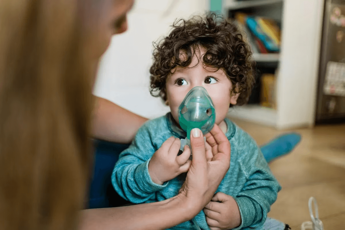 A tosse alérgica em bebês pode acontecer por crises de rinite alérgica, de bronquite alérgica (ou asma) e de outras alergias respiratórias. Manter a hidratação das vias aéreas, com inalações e soro fisiológico, é uma boa pedida para aliviar o incômodo da tosse alérgica em bebês.