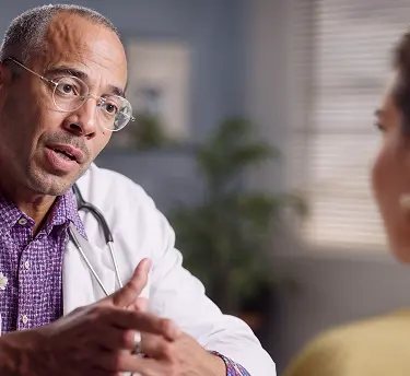 Alergia a ar-condicionado não é exatamente um mito. Acontece que esse aparelho pode sim provocar a rinite alérgica, seja por falta de manutenção e acúmulo de poeira, seja por ressecar o ar, irritando as mucosas.