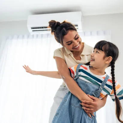 Mujer-y-niña-en-interior