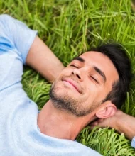 Hombre-acostado-en-exterior