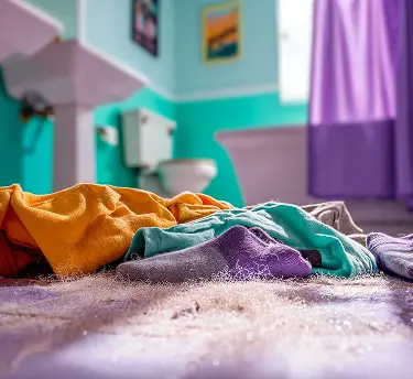 Mulher sorrindo com toalha cobrindo o cabelo.