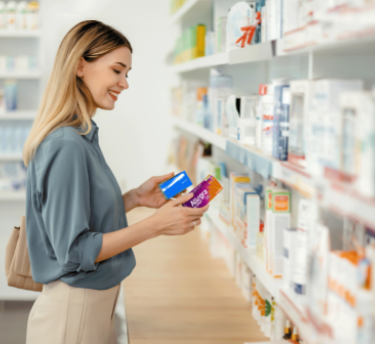 Mulher sentada no sofá tomando café e lendo um livro