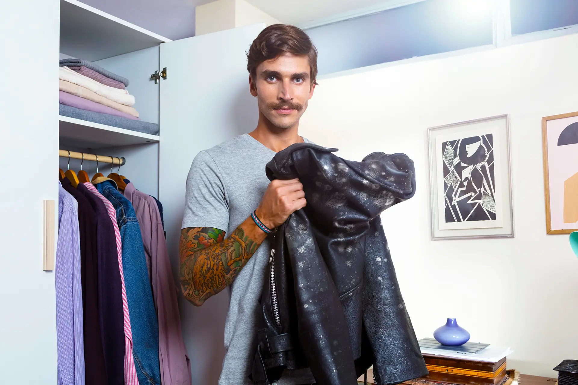 hombre-sosteniendo-chaqueta