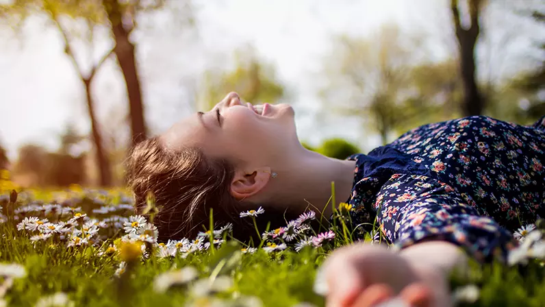 Mujer-acostada-pasto
