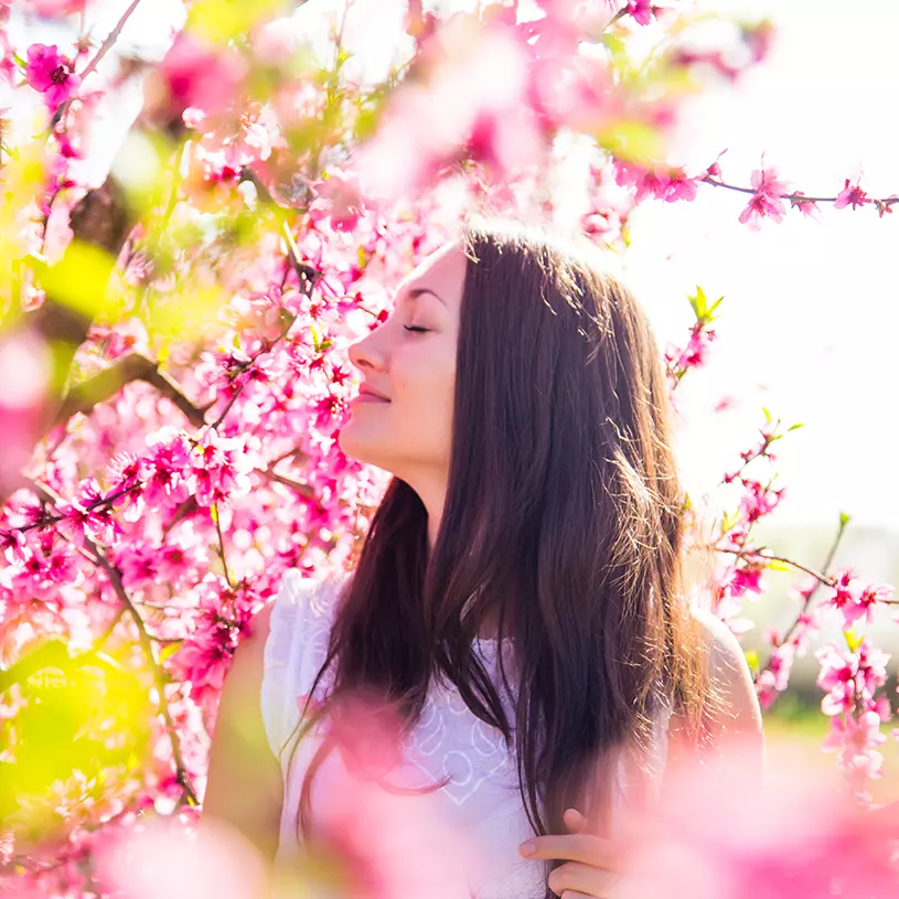 mujer-oliendo-flores