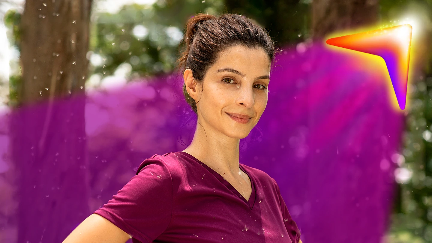 Uma mulher em um parque sorrindo.