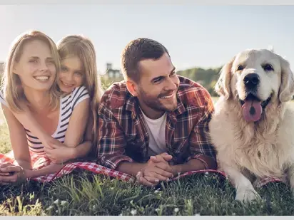 Famille sur l'herbe avec leur chien en été