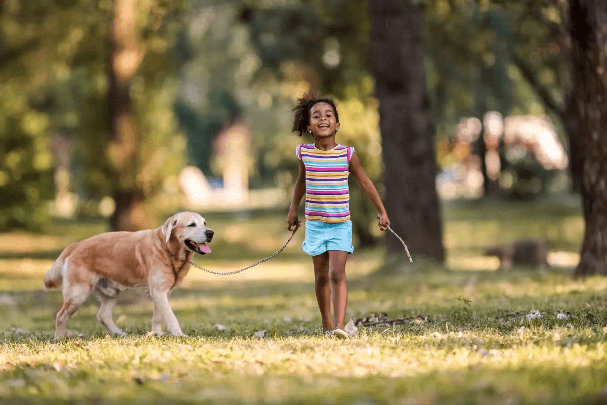 Criança e cachorro é uma combinação perfeita, que transborda amor, respeito, compaixão e alegria. No entanto, pode trazer alergias também: confira dicas para lidar com elas.