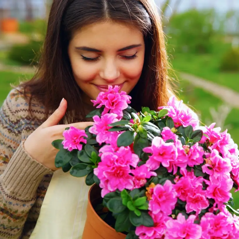 mujer-oliendo-flores