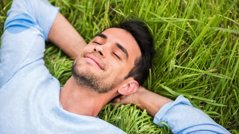 hombre-pasto-sonriendo