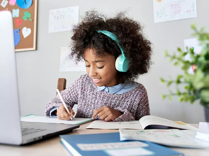 La petite fille s'assied sur le comptoir et donne au chat un high five