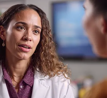 Mulher respirando ar puro em um bosque florido